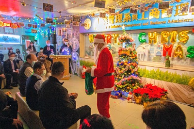 同學裝扮成聖誕老公公模樣現場發送平安糖。