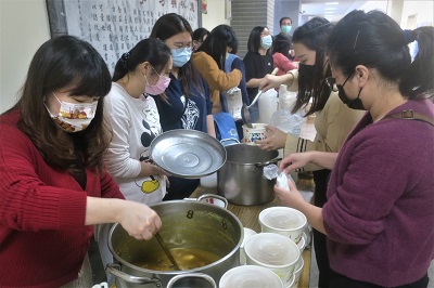 教職員同仁一同參與熱食小吃攤位之義賣活動。