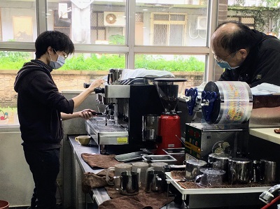來自香港的僑生鄧家偉同學親手研磨沖泡嵐山咖啡及手工咖啡讓大家品嚐。