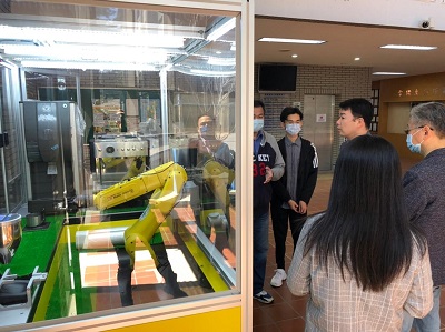 工業管理系鄭智元主任表示，從無人機、自動手臂咖啡機機器人、3D列印到無人商店，學生可藉由物聯網與5G技術，打造「科技管理」技術層面。