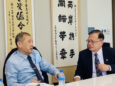 福德健康股份有限公司黃松雄董事長（左）與聖約翰科大黃宏斌校長（右）相談甚歡。