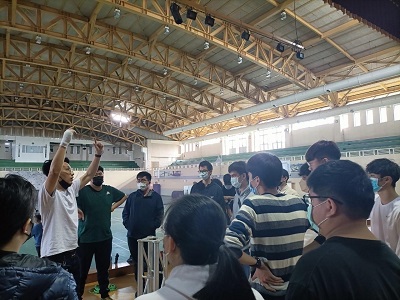 器材營特別邀請校友李哲維學長（左二）指導同學TRUSS的操作。