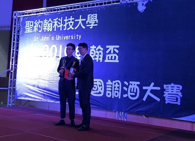 王敬涵（左）大一的時候，參加2019年約翰盃全國調酒大賽，勇奪大專組第3名。