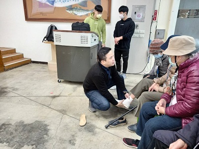 周東賢院長（左二）帶領學生到北海岸偏鄉社區為長者進行足踝生理檢測。