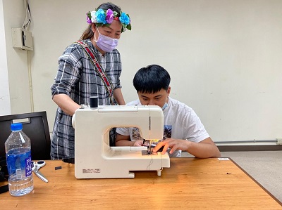 學員實際操作拷克機學習基礎的縫補技巧。