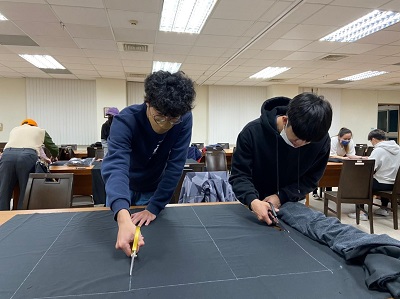 自己的族服自己做，學員認真裁剪服飾製作所需布料。