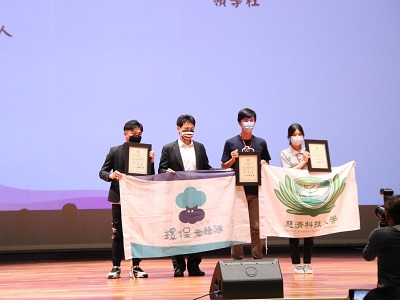 李星諺（右二）代表風華攝影社出席頒獎典禮，領取全國大專校院社團評選甲等獎獎牌。