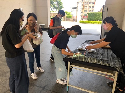 負責美食攤位的同學熱情招呼校內師生，並詳細介紹排灣族的Cinavu（吉拿富）餐盒。