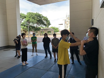 臺北市憲兵隊課程中吳榮庭士官長講解「防身術」四大觀念，強調防身術是自發的自我保護行為。