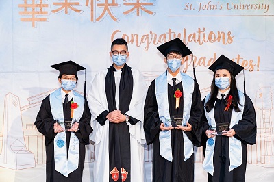吳興祥校牧（左二）頒發台灣基督宗教大學校院聯盟獎給陳敏文（左一）、王敬涵（右二）及陳盈秀（右一）等3位同學。