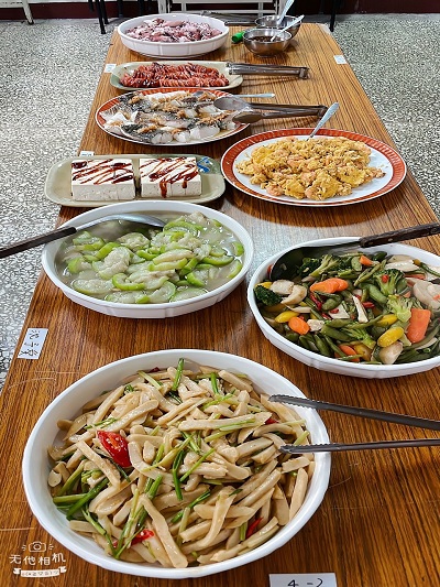 鍾秀琴學務長與原資中心陳彥澄主任為服務同學烹調美味的佳餚晚餐。