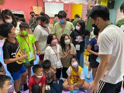 BEGA貝葛桌遊社何灝峰同學（右）耐心向學童解說玩桌遊的注意事項。