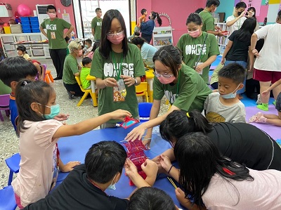 兩校服務志工同學引導學童們進行遊戲。
