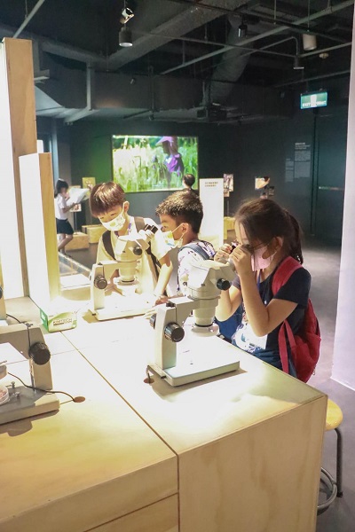 營隊活動的學習場域除了學校以外，還安排至臺灣科學教育館進行校外教學，讓小朋友能實際觀察、體驗，將日常所學加以深化。
