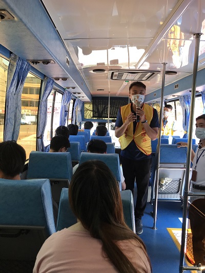 同學聆聽蘆洲監理站人員說明大客車視覺死角的危險性。