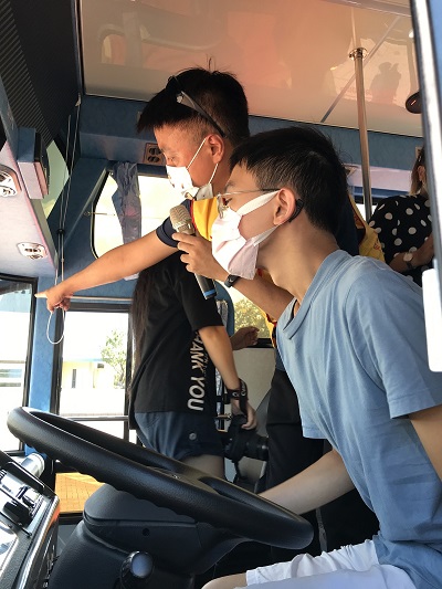 學生由大客車駕駛位置親身體驗視覺死角，瞭解到注意大型車內輪差的重要性。