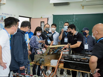 校友參觀機械與車輛工程系的「電動汽車教具教室」，由羅玉林主任（右三）導覽解說。