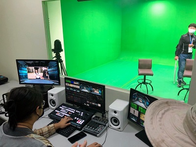 校友實際體驗多媒體設計系綠幕攝影棚的設備功能。