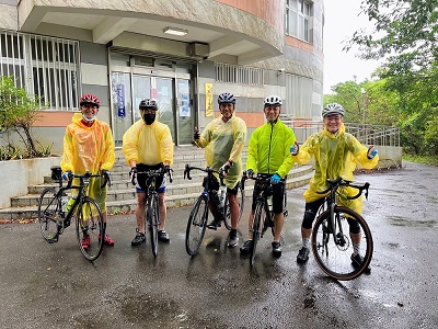 單車社校友們穿著雨衣，頂著風雨，騎乘單車一路前進，返回母校參加同學會。