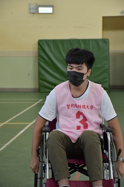 設計輪椅的關卡，讓特教生在共同公平的原則之下，也能參與趣味競賽活動。