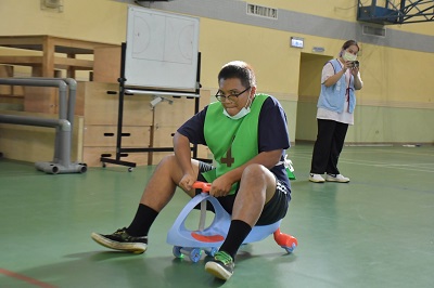 參與競賽的同學不停地搖動身體，運用全身力量，讓搖搖車努力向前行。