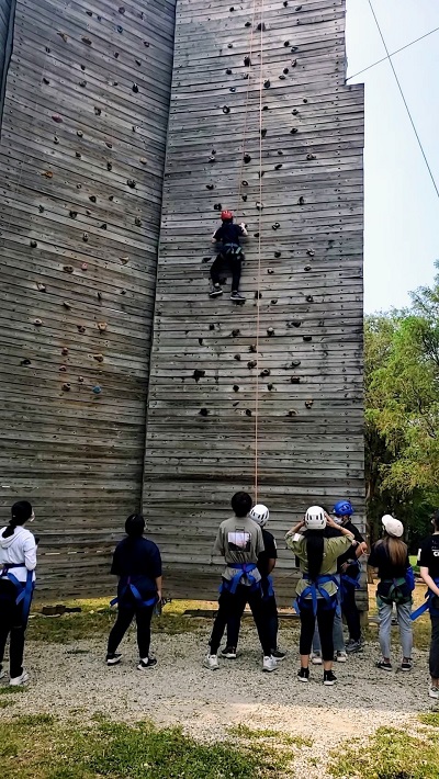 探索教育以高牆的攀岩活動為主，學員們在彼此加油鼓勵之中，與自然建立深厚的聯繫，也對自己更有信心。