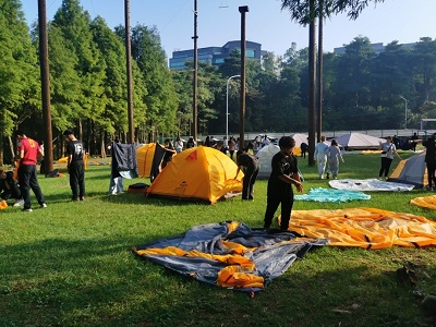 學員整理昨晚睡覺的帳篷，讓學員瞭解「取之於自然，用之於自然」的環境教育重要性。