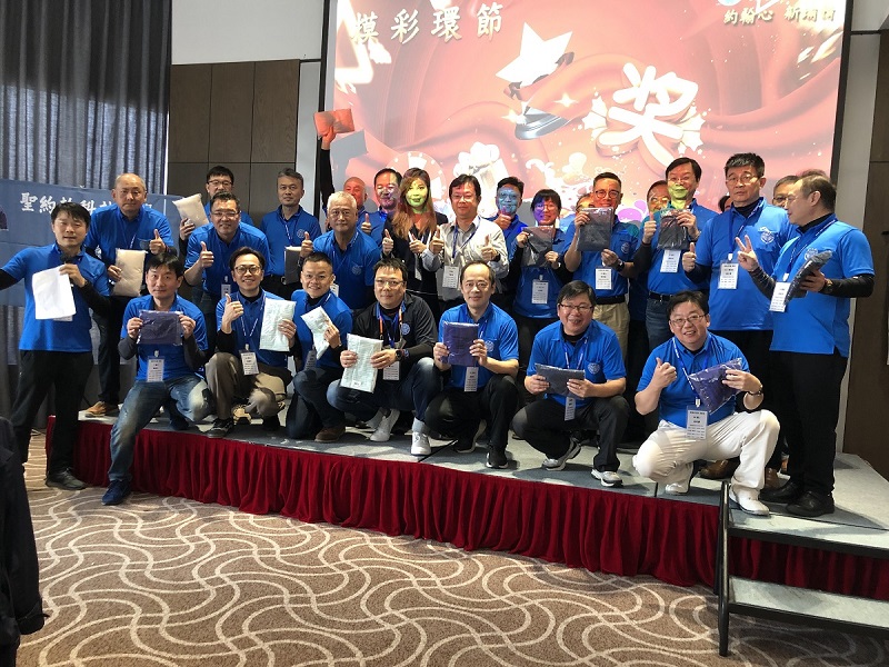 台北科技大學校友會會長捐贈一批圍巾做為摸彩禮物，獲獎者開心上台領獎及合影。