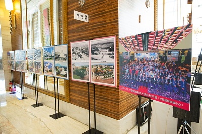 活動現場展示59級機械科葉永乾學長精心規劃的學校今昔變遷照片及歷年校友年會大合照，見證學校的發展。