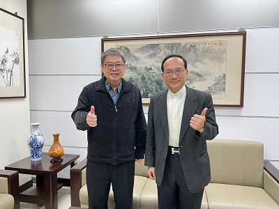 楊登嵙董事長（右）是張文宇校長（左）民國77年初次任教的導生班學生，兩人關係深厚，師生情誼長達34年。