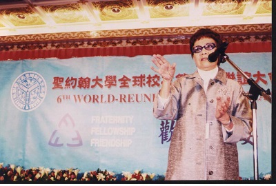 知名作家華嚴出席2004年上海聖約翰大學全球校友聯誼大會，與散居世界各地、闊別多年的同學重逢敘舊、緬懷母校點滴。