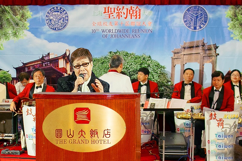 華嚴出席2013年上海聖約翰大學全球校友聯誼大會晚宴，與全球校友分享其《迴夢約園》傳記作品。（相片：葉永乾先生提供）