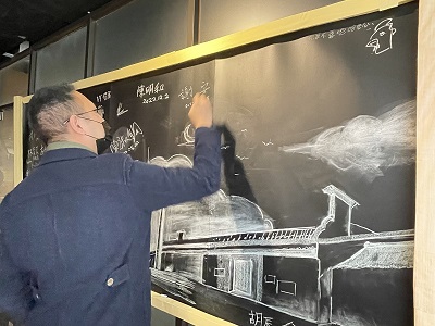 謝安執行長在約史中心的黑板上留下簽名。