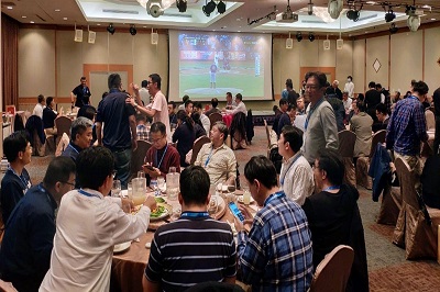 感恩餐會時段剛好遇上世界經典棒球賽中華隊迎戰荷蘭隊的關鍵戰役，校友一邊聚餐聯誼，一邊觀看球賽為中華隊加油。
