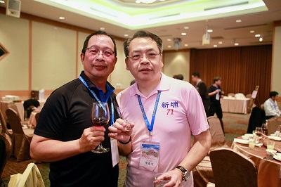 闕玖榮副理事長（左）表示，校友總會是一個提攜校友、資源共享的媒合平台，希望讓更多校友參與其中。右為陳建宏副理事長。