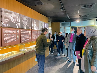 參訪團成員對於上海聖約翰大學百年歷史傳承及各領域表現傑出的校友感到欽佩。