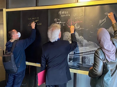 參訪團成員在約史中心的黑板上留下簽名，記錄台印參訪交流的歷史時刻。