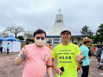 視障生吳俊賢同學在「中華視障路跑運動協會」帥氣保羅–蔡銘坤秘書長陪跑下，參與為聖約翰而跑活動。