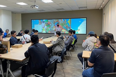 民生與設計學院陳國雄院長導覽解說多媒體設計系「互動媒體實驗室」的巨幅螢幕牆特色。