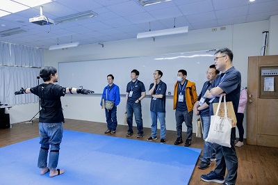校友參觀多媒體設計系的穿戴式動作捕捉系統。