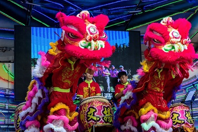 聖約翰科大歡慶56週年校慶，校慶園遊會特別邀請台灣文揚龍獅團現場表演，炒熱活動氣氛。