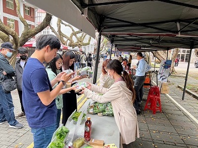 活動提供校友企業工商展示攤位，75電機孝陳贊文學長展售「源鮮智慧農場」的新鮮蔬菜。