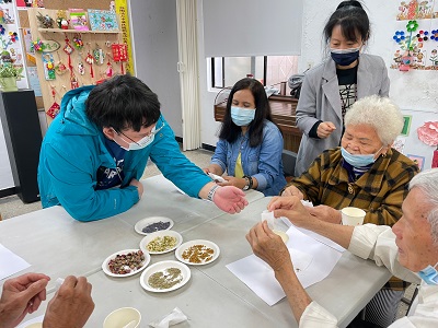 吳俊賢同學（左一）覺得幫助別人是一件快樂的事情，長輩們做茶包時的笑容，讓他感到這一切都是值得的。