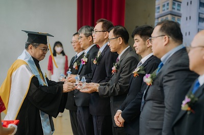 張文宇校長（左一）頒發「校友楷模」獎座給112年度傑出校友當選人。