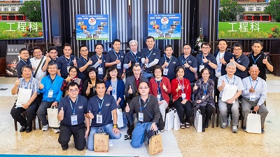 新埔工專77級工程科校友參加畢業30週年同學會，與母校師長合影。
