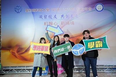 汪韋諺（右二）與同學一起參與校友總會所舉辦的2021年校友年會活動。