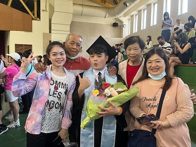 汪韋諺（左三）參加畢業典禮，家人到場一同分享他的畢業喜悅與榮耀。