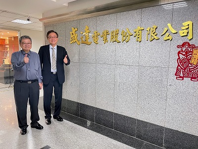 陳忠廷董事長（右）106年成立盛齊綠能，到111年已經成為台灣前3大的儲能系統整合公司。豐富的商業經驗和出色的企業家管理能力，讓母校引以為傲。