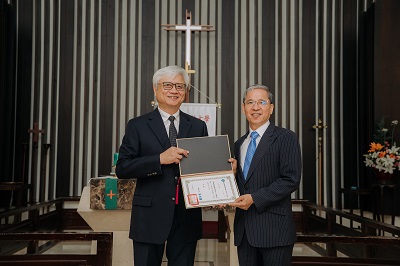 姚祖驤董事長（左）頒發校長聘書給新任唐彥博校長（右）。