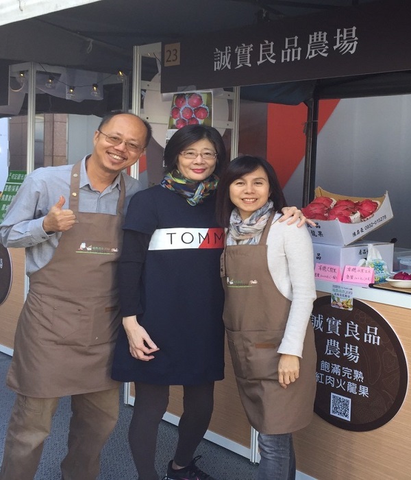 陳奕豪（左）在台北Sogo 百貨擺攤，二位老顧客連續兩天來到攤位，義務協助推廣銷售。